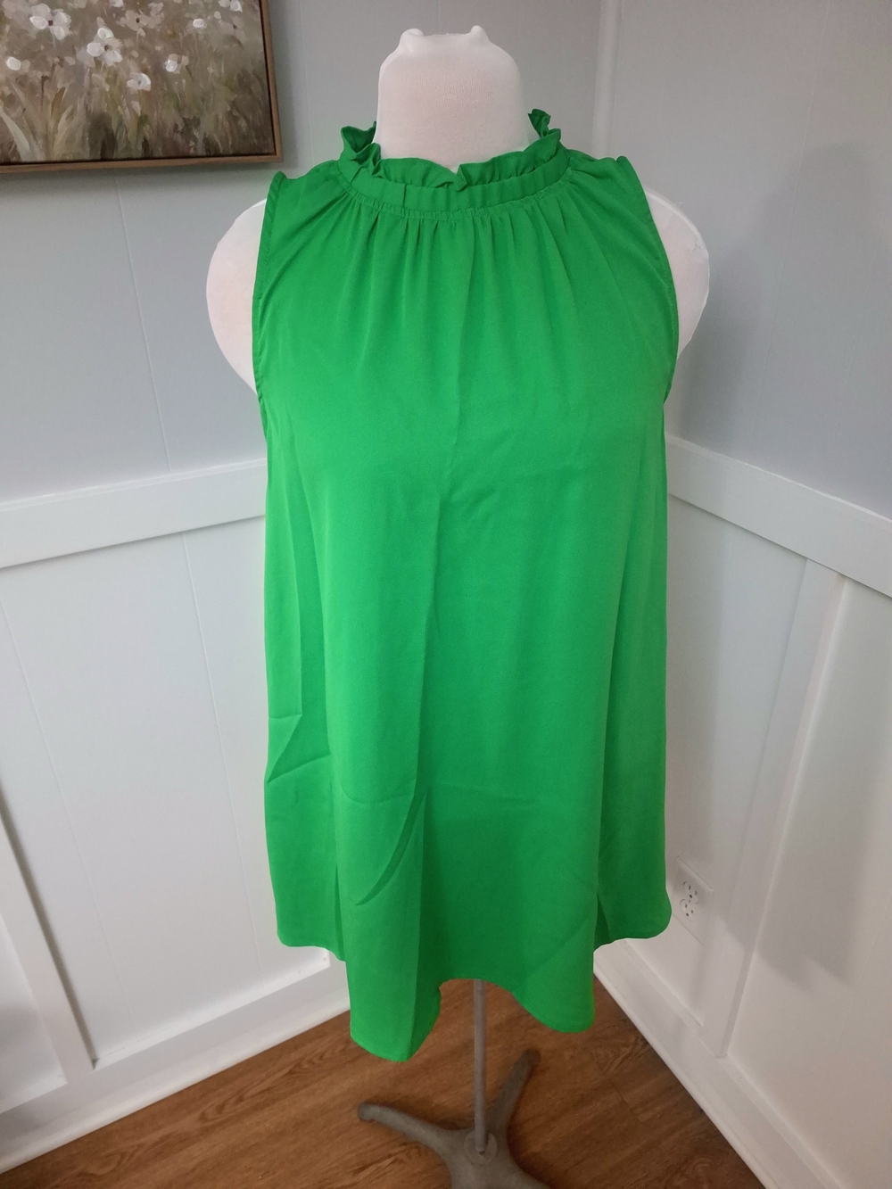 Glam Ruffle-Neck Sleeveless Dress in Kelly Green